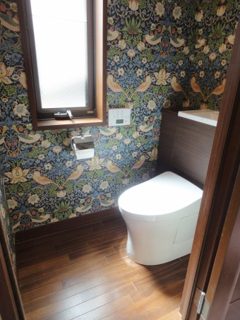 ウィリアム・モリスのクロスで上品なトイレに